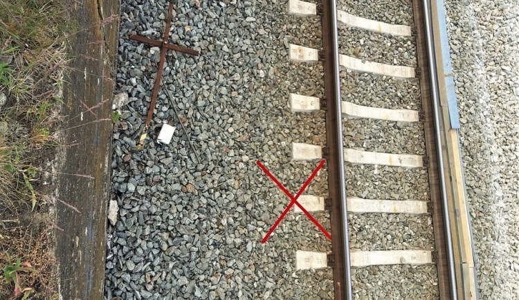Křížek ukazuje místo, na kterém ležel muž v kolejišti v okamžiku, kdy se k němu už blížil vlak