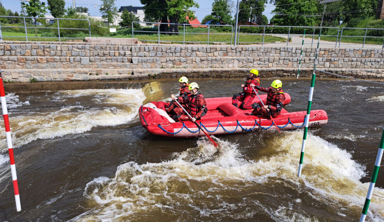 Profesionální hasiči trénovali záchranu tonoucích v kanálu na divoké vodě