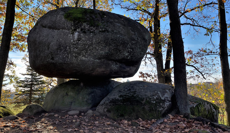 Nejslavnější český viklan najdete nedaleko od tajemného Obětního kamene a Velkého čertova náramku