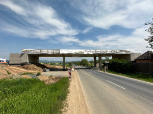 Toužebně očekávaný silniční obchvat Klatov je hotový z více než poloviny. Jde o stavbu za miliardu korun