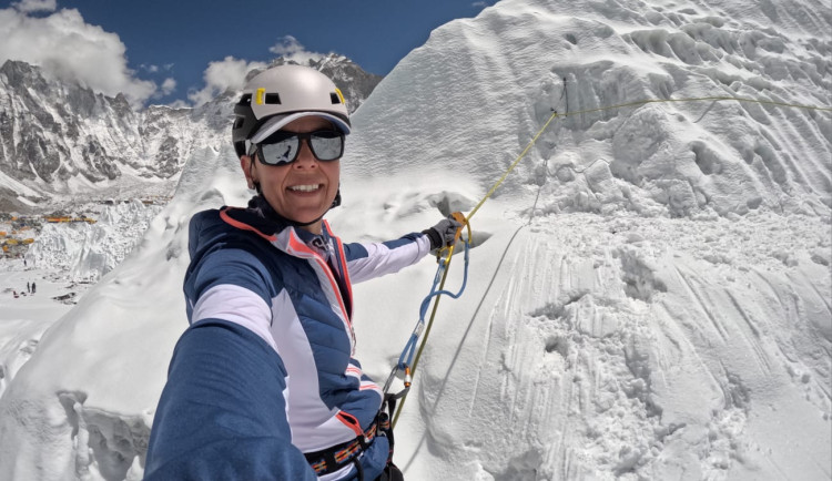 Česká lékařka Eva Perglerová z Plzeňska dnes úspěšně zdolala nejvyšší horu světa Mount Everest