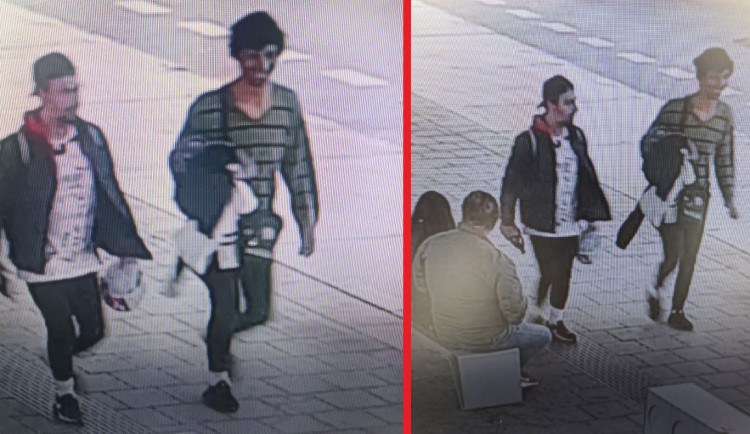 Policie pátrá po totožnosti dvojice mužů na záběrech z bezpečnostní kamery