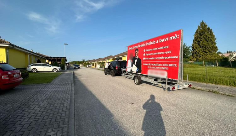Spor kvůli billboardům. Podnikatelé protestovali proti muži, který je nahlásil