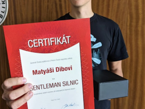 Student Matyáš Diba chladnokrevně zabránil obrovské tragédii po kolapsu řidiče autobusu, ve kterém on sám cestoval. Teď získal titul Gentleman silnic