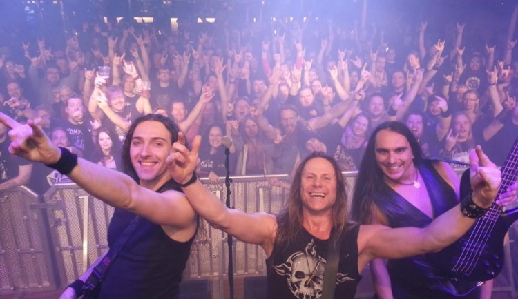 Zpěvák Chris Bay se letos stane tradičním kmotrem zvířete v plzeňské zoo v rámci festivalu Metalfest. Na snímku uprostřed se členy skupiny Freedom Call