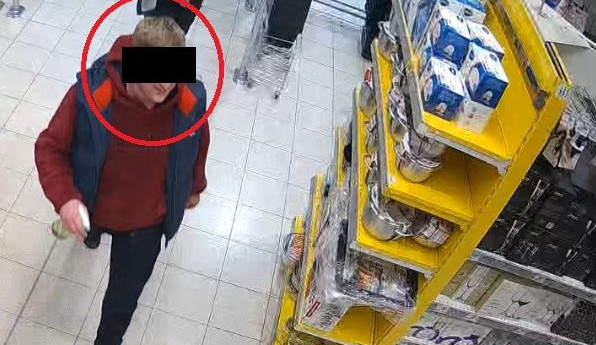 Muž napomenul výtržníky uvnitř obchodu a za to schytal surový výprask. Po totožnosti útočníka pátrala policie