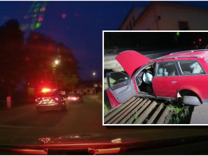 VIDEO: Po zběsilé honičce s policií havaroval řidič v kolejišti a dal se na útěk, zastavil ho až varovný výstřel