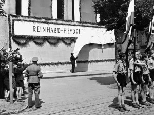 Rok po smrti kata českého národa Heydricha zažila Plzeň velmi ostudné veřejné shromáždění. Přihlížely mu i tisíce Čechů