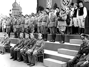 Na tribuně byli také mladíci a dívky v plzeňských krojích