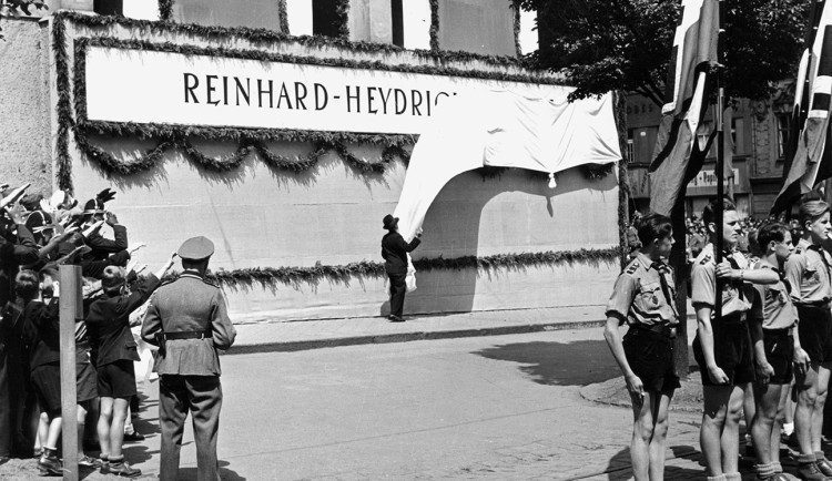 Na boku plzeňského kostela Sboru Karla Farského byl odhalen velký nápis Reinhard Heydrich Strasse