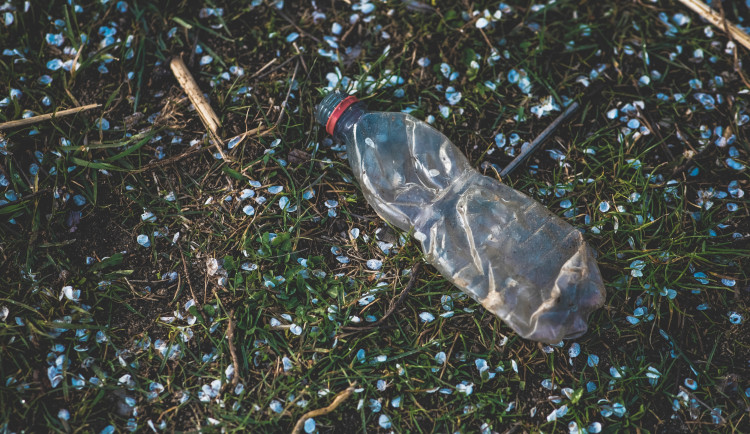 Češi souhlasí se zálohami na nápojové obaly, rozšířili by je i na skleněné lahve a kartony
