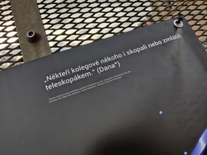 Citace z bakalářské práce se staly také tématem výstavy před Moving Station v rámci festivalu Jeden svět