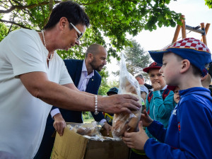 Malé návštěvníky potěší u Boleváku nové dětské hřiště, dominují mu přírodní herní prvky