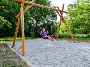 Malé návštěvníky potěší u Boleváku nové dětské hřiště, dominují mu přírodní herní prvky