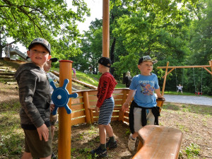Malé návštěvníky potěší u Boleváku nové dětské hřiště, dominují mu přírodní herní prvky