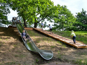 Malé návštěvníky potěší u Boleváku nové dětské hřiště, dominují mu přírodní herní prvky