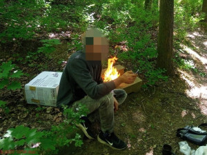 Cizinec ignoroval zákaz rozdělávání ohňů a udělal si táborák v lesoparku, výstraha před požáry přitom stále platí