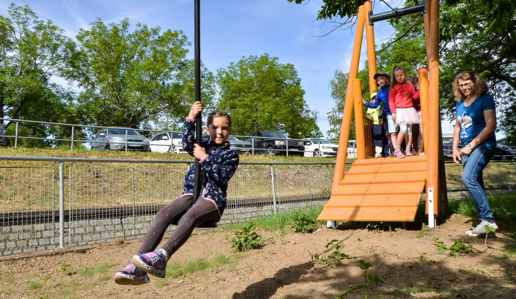 Malé návštěvníky potěší u Boleváku nové dětské hřiště, dominují mu přírodní herní prvky
