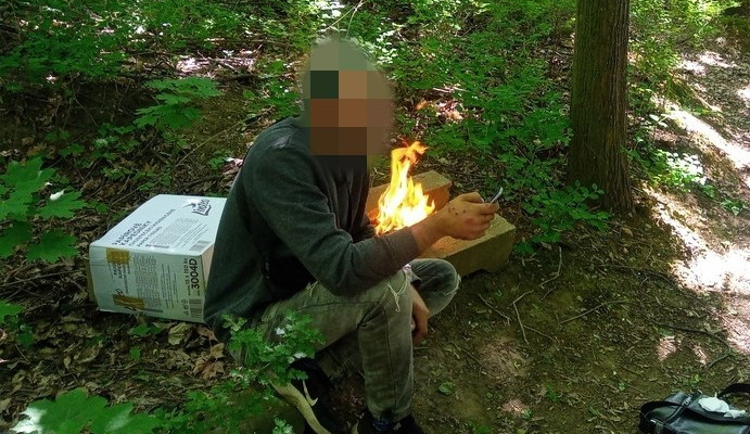 Cizinec ignoroval zákaz rozdělávání ohňů a udělal si táborák v lesoparku, výstraha před požáry přitom stále platí