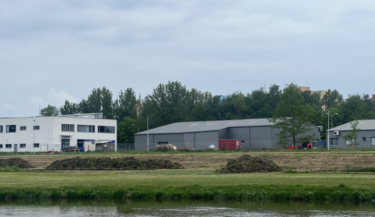 Provoz nového areálu u Vltavy získal jediný uchazeč. Podílet se na něm bude i krajský zastupitel