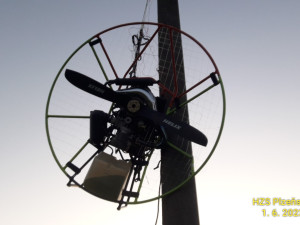 Paraglidista nezvládl nouzové přistání a namotal se do drátů elektrického vedení