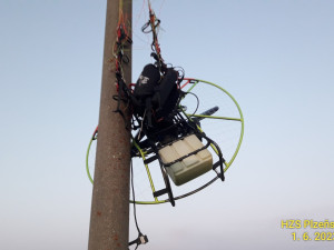 Paraglidista nezvládl nouzové přistání a namotal se do drátů elektrického vedení