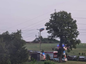 Paraglidista nezvládl nouzové přistání a namotal se do drátů elektrického vedení