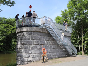 Nevyužívaný pilíř u řeky proměnili v Plzni na netradiční vyhlídku na Radbuzu