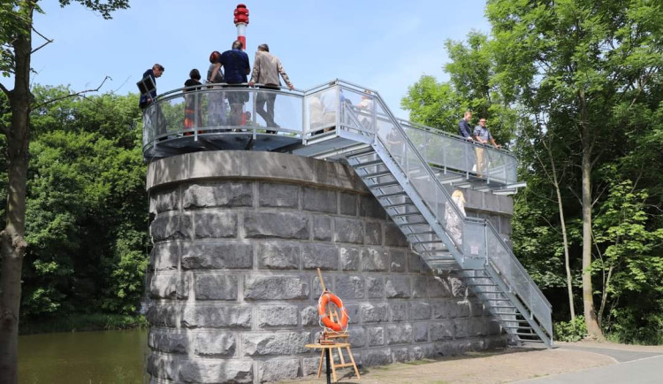 Pilíř u řeky se proměnil v netradiční vyhlídku 