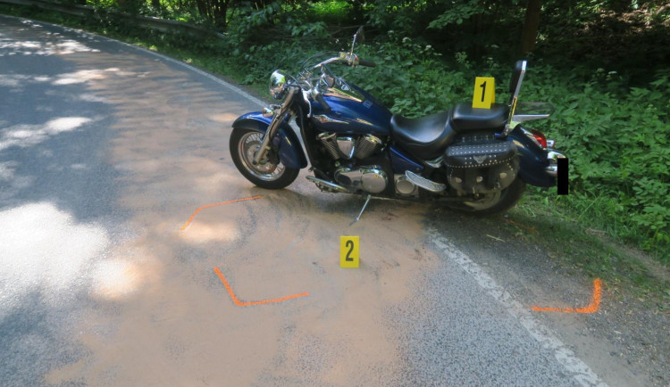 Za nehodu motorky mohl olej. Kdo jím silnici znečistil, zjišťuje policie