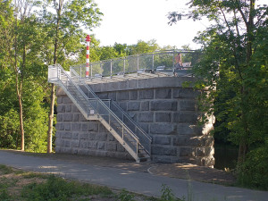 Předražené nic s výhledem nikam, lidé kritizují novou vyhlídku na mostním pilíři u řeky Radbuzy