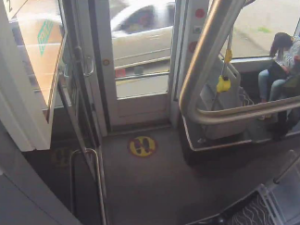 Zloděj okradl v tramvaji spící ženu, sebral ji kabelku a na další stanici vystoupil, pátrá po něm policie