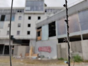 Skleněnému peklu už definitivně zvoní hrana, začíná vyklízení největší černé stavby před zahájením demolice