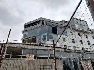 Skleněnému peklu už definitivně zvoní hrana, začíná vyklízení největší černé stavby před zahájením demolice