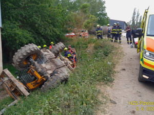 Těžké zranění utrpěl senior, který se při práci převrátil s manipulátorem. Zřítil se z prudkého srázu