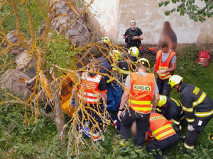 Těžké zranění utrpěl senior, který se při práci převrátil s manipulátorem. Zřítil se z prudkého srázu