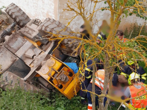 Těžké zranění utrpěl senior, který se při práci převrátil s manipulátorem. Zřítil se z prudkého srázu