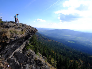Přejděte ze Šumavy přes hranici do Bavorského lesa a zažijte neobyčejný výlet plný úchvatných výhledů i putování skalním městem