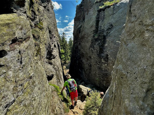 Cesta skalním městem
