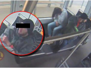 Zloděj okradl v tramvaji spící ženu, sebral jí kabelku a na další stanici vystoupil, policie už ho dopadla