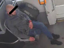 Zloděj okradl v tramvaji spící ženu, sebral jí kabelku a na další stanici vystoupil, pátrá po něm policie