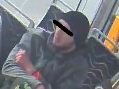 Zloděj okradl v tramvaji spící ženu, sebral jí kabelku a na další stanici vystoupil, pátrá po něm policie