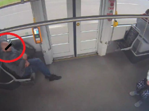 Zloděj okradl v tramvaji spící ženu, sebral jí kabelku a na další stanici vystoupil, pátrá po něm policie