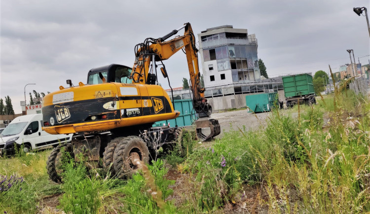 Skleněnému peklu už definitivně zvoní hrana, začíná vyklízení největší černé stavby před zahájením demolice