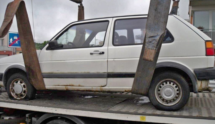 Obvod pomáhá s ekologickou likvidací aut, díky tomu se na ulici nehromadí odstavené autovraky
