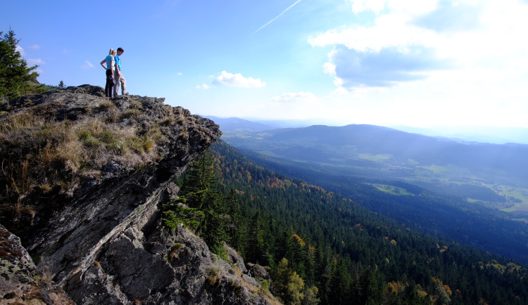Z hřebene Kaitersberg je úchvatný výhled do údolí. To vše jen 88 km od Plzně