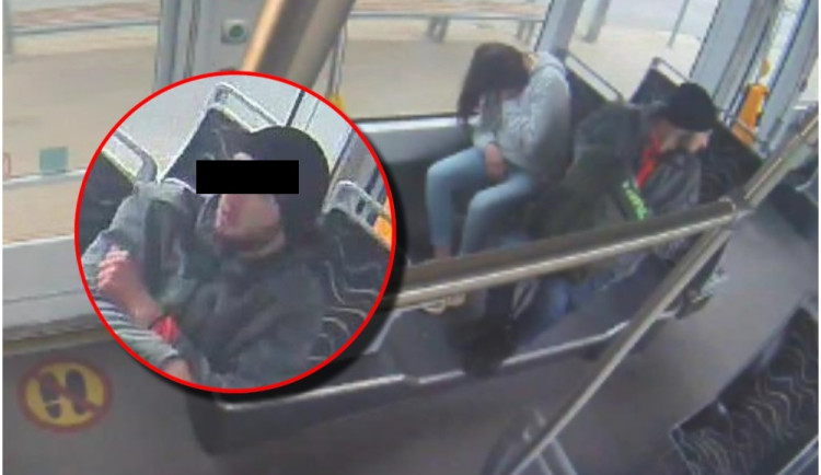 Zloděj okradl v tramvaji spící ženu, sebral jí kabelku a na další stanici vystoupil, pátrá po něm policie