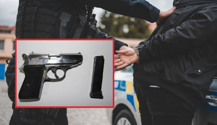 S pistolí v ruce šel muž řešit rodinné neshody s tetou. Když zbraň při výstřelu selhala, použil ji k úderu