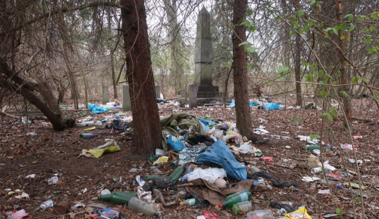 Takto vypadal park letos v zimě. Odpadky ležely i kolem pomníku obětem 1. světové války