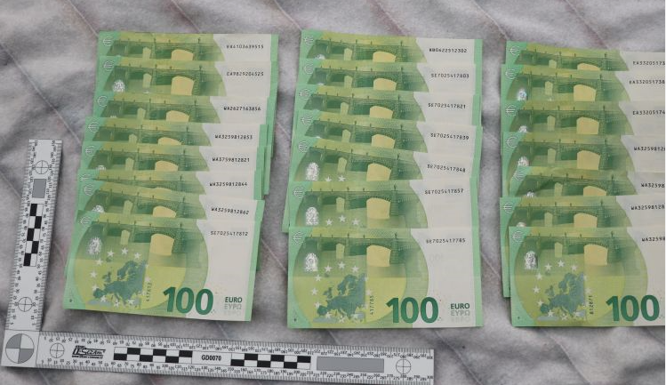 Opilý muž zbil ženu do bezvědomí a pokusil se ji znásilnit, nakonec utekl s její kabelkou plnou eur